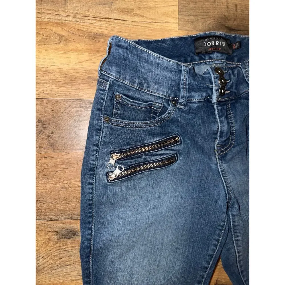 Torrid women’s skinny jeans withunique double-zipper pockets on the front - Picture 3 of 16